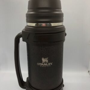 TERMO DE ACERO INOXIDABLE RESISTENTE CON PICO 1.6 L NEGRO